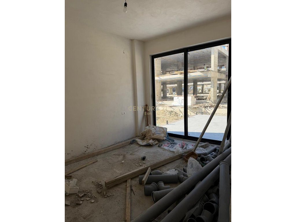 SHITET APARTAMENT 1+1 ME VERANDE NE MALIN E ROBIT !