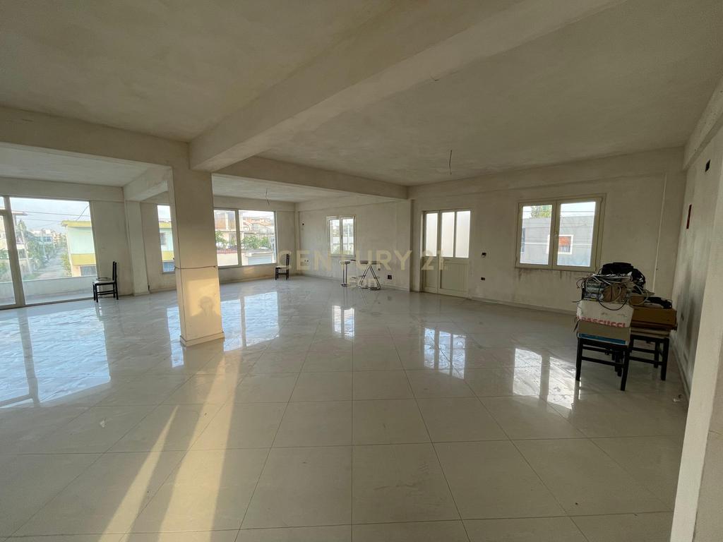 Ambient Komercial Me Qira në Ish Këneta, Durrës - 400€ | 158 m²