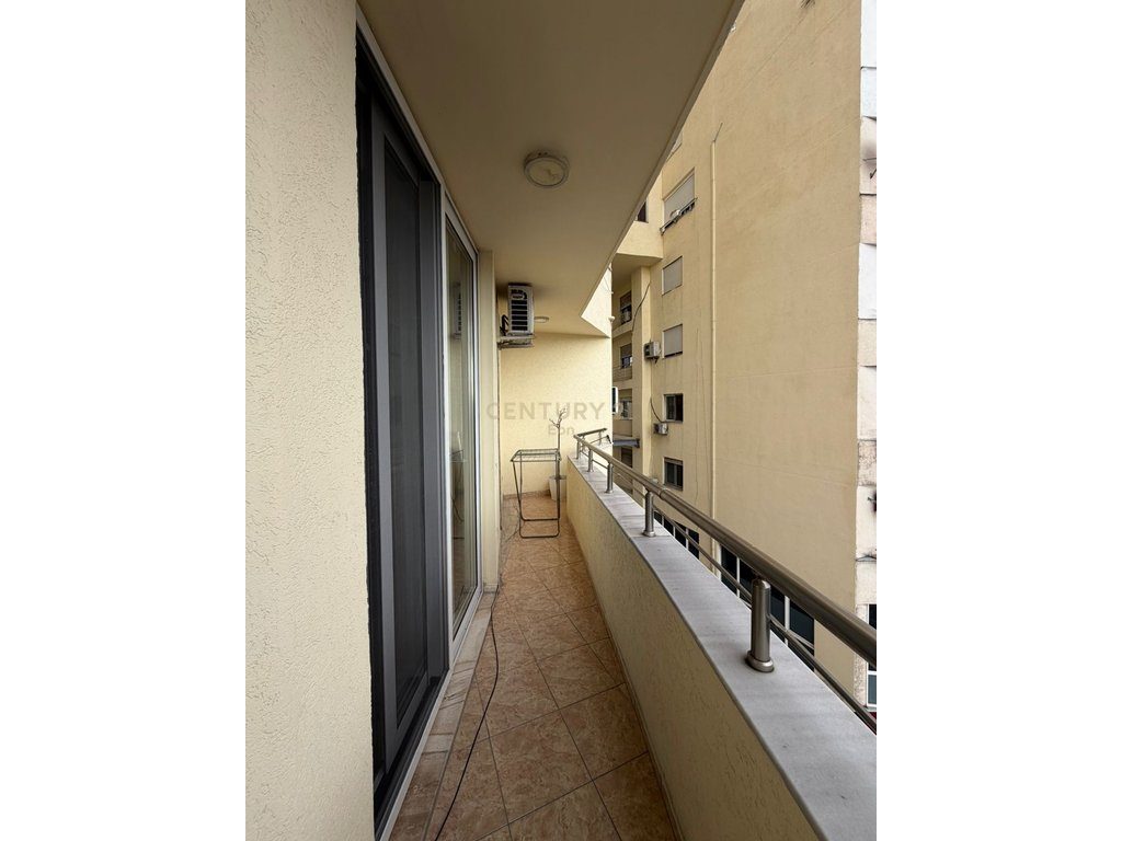 JEPET ME QIRA APARTAMENT ME PAMJE DETI 2+1+2 , RRUGA E RE E PORTIT ! 3