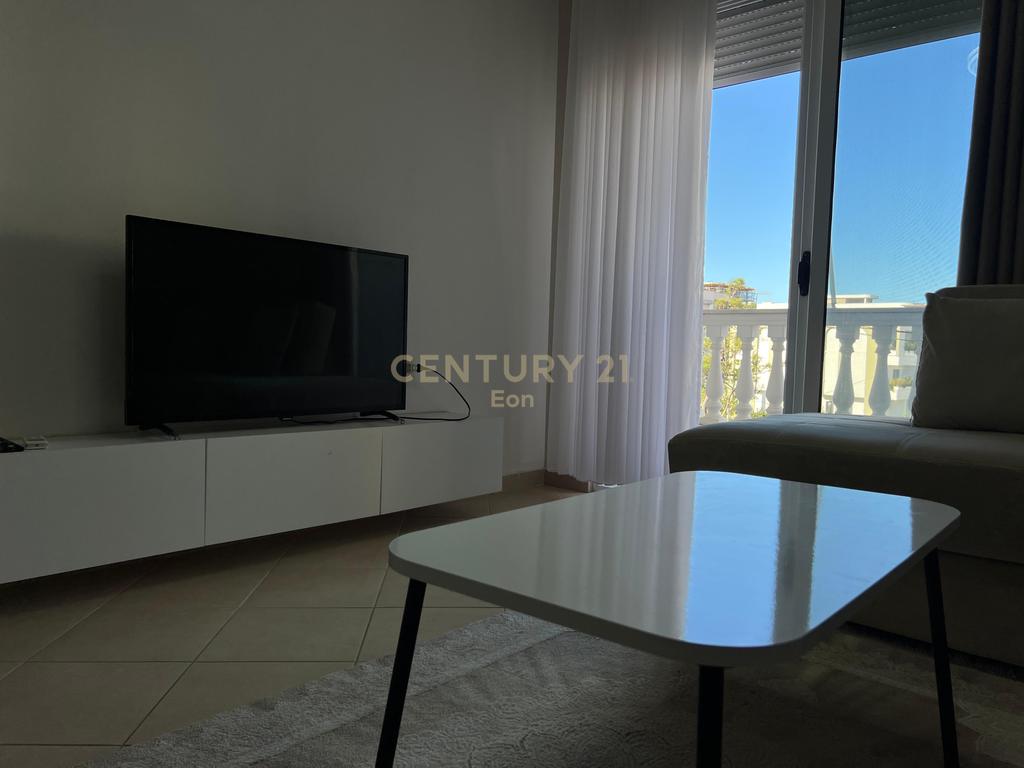 Shitet Super Apartament 1+1në Golem !! 3