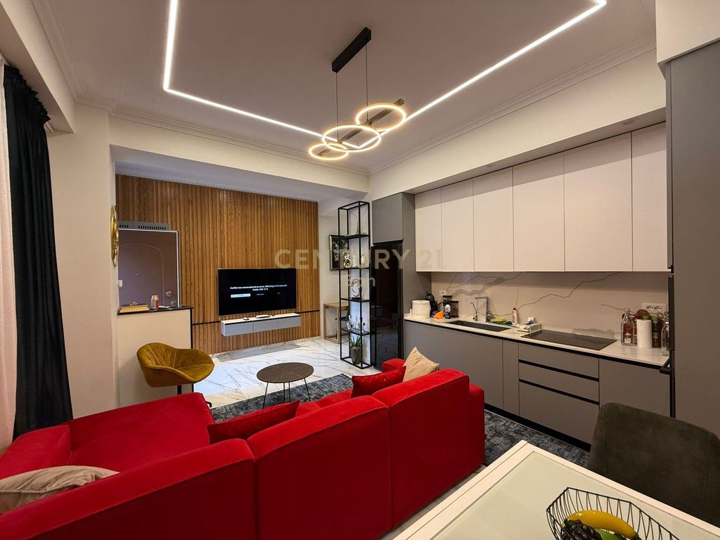 SHITET APARTAMENT 1+1 , E MOBILUAR NE DETAJE PRANE MUZEUMIT DURRES !