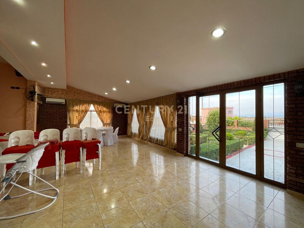 Jepet me qira Bar Restorant dhe Hotel në Rinia, Durrës!