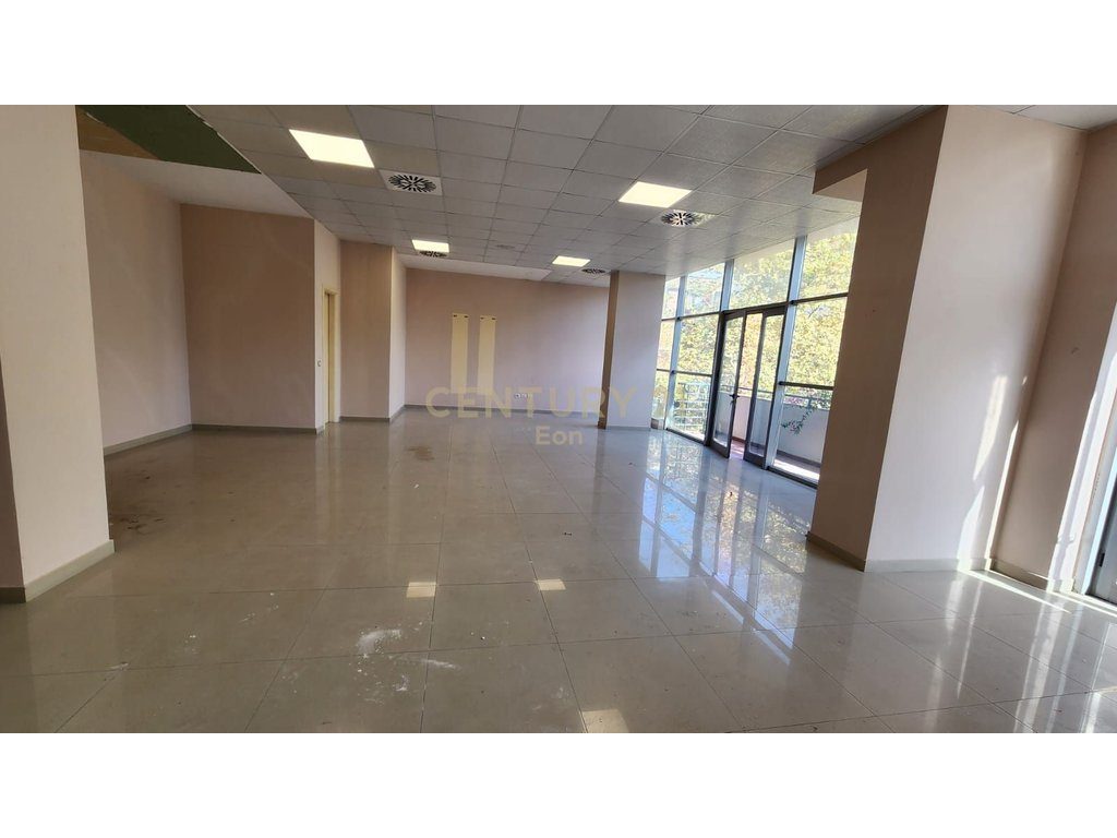 Japim Ambient Komercial Me Qira në zonën e Ish Rajonit në Durrës !