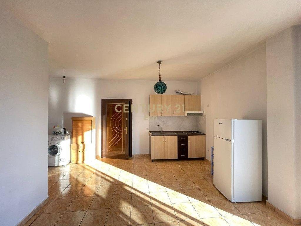Apartament 1+1 + Verande me Qira në Lagja nr.6, Durrës ! 2