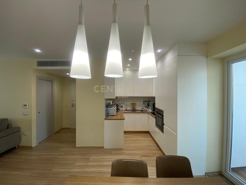 APARTAMENT 2+1+2 TUALETE BASHKE ME GARAZHD NE SHITJE PRANE STADIUMIT !!