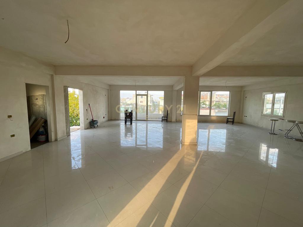 Ambient Komercial Me Qira në Ish Këneta, Durrës - 400€ | 158 m²