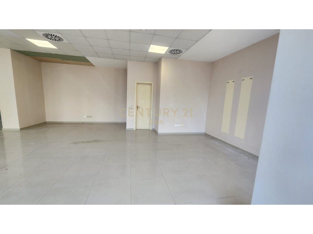 Japim Ambient Komercial Me Qira në zonën e Ish Rajonit në Durrës !