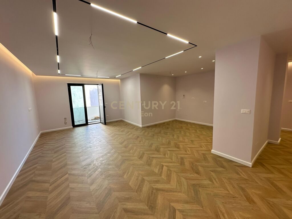SHESIM APARTAMENT 3+1+2 NE QENDER TE DURRESIT TEK LULISHTJA 1 MAJI! 3