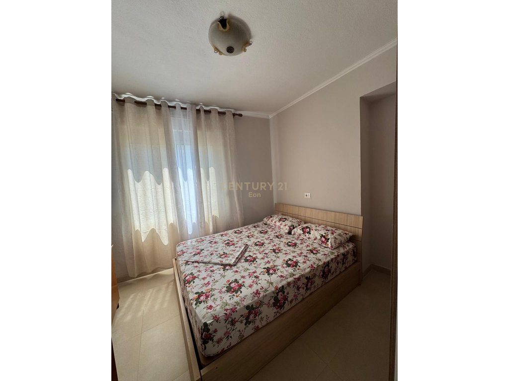 Jepet me Qira Apartament 2+1 me Pamje Deti në Plazh, Durrës ! 2