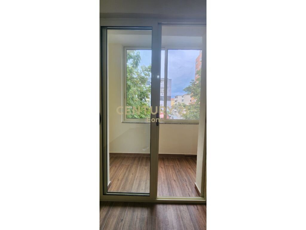 JEPET ME QERA ZYRE NE RRUGEN A.GOGA PRANE MUZEUT TE DESHMOREVE, DURRES !