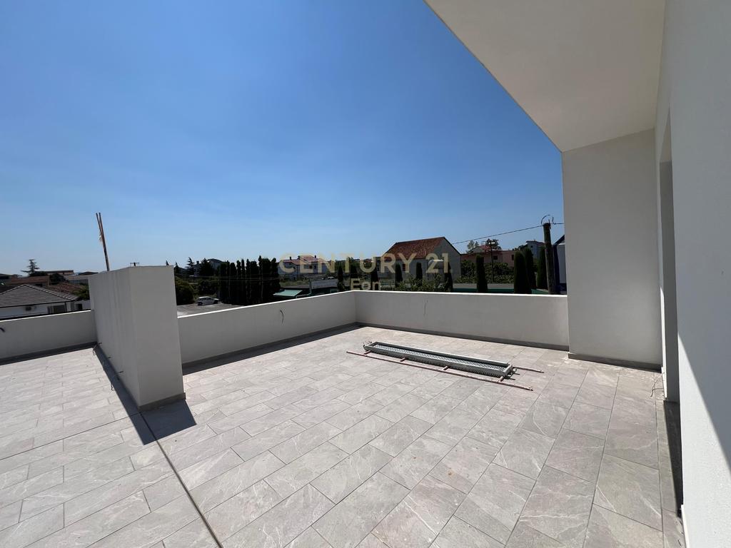Shitet Vilë në Periferi ,Shijak !