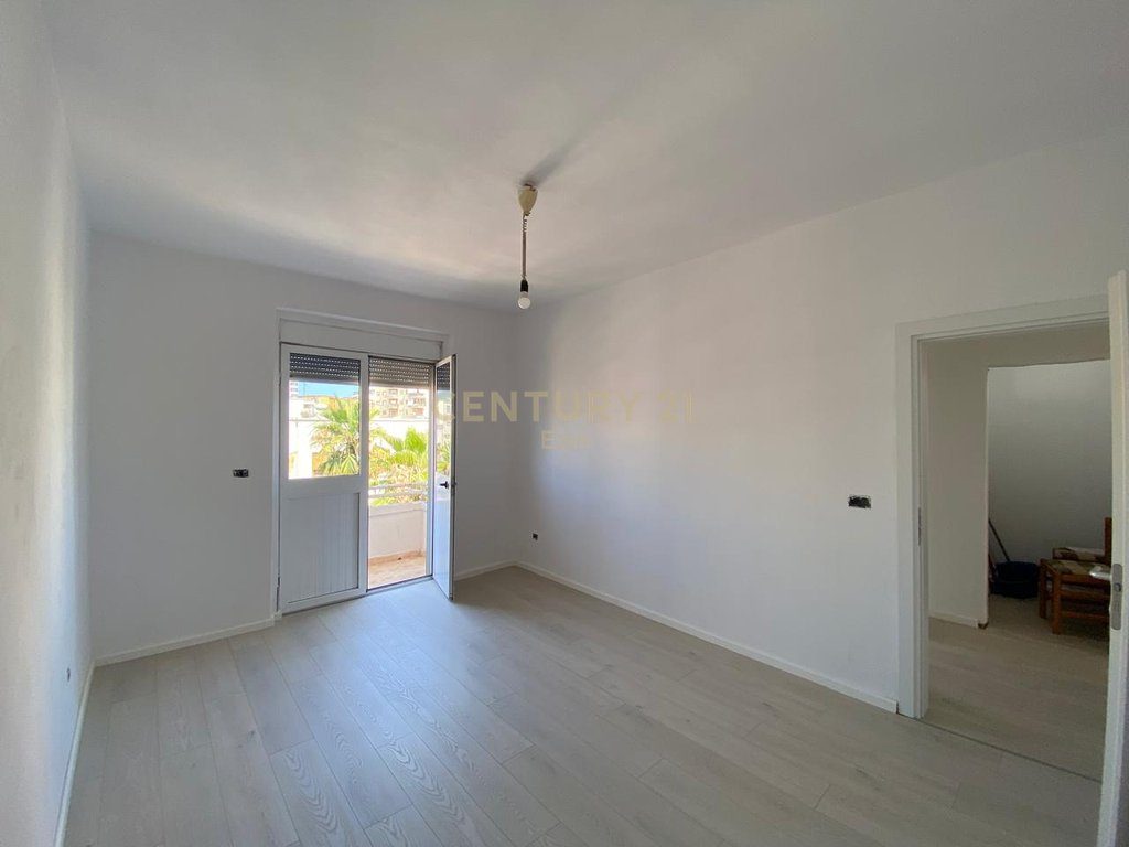 SHITET APARTAMENT NE BULEVARDIN KRYESOR, DURRES !! 2