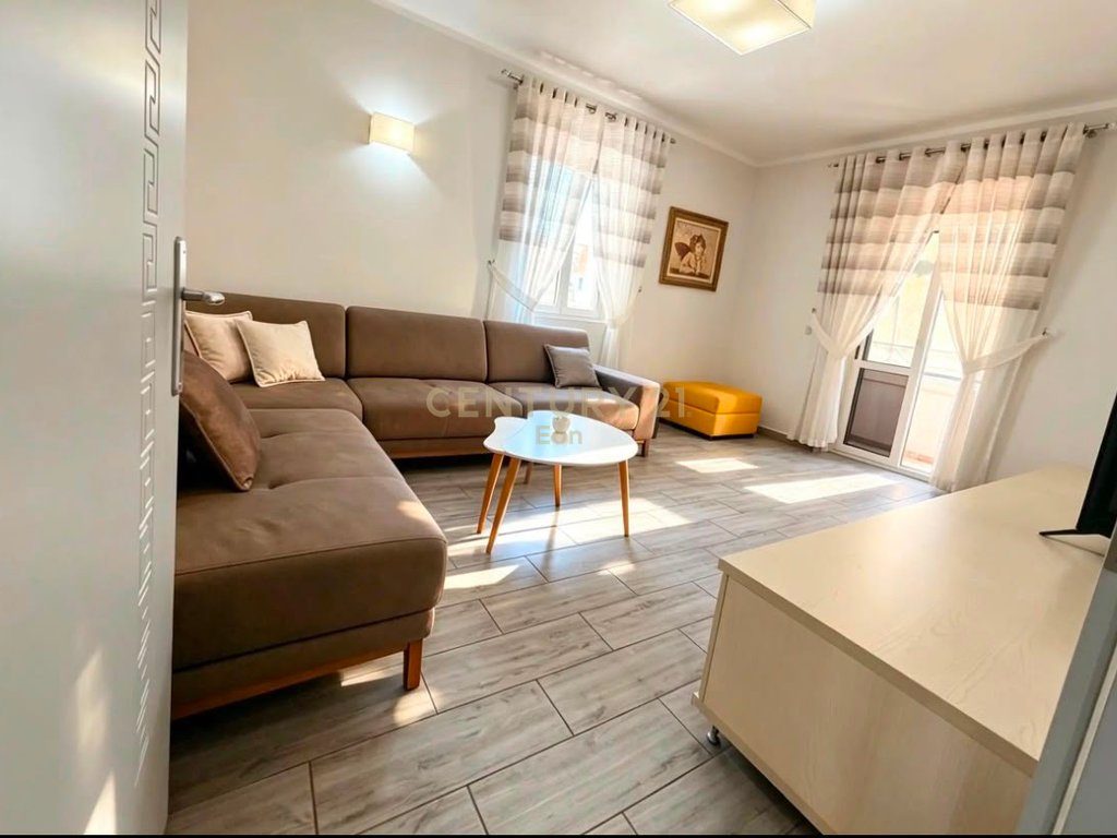 Jepet me qira afatgjate apartament 1+1 me kuzhinë të veçuar, në Bulevard – Qendra e Durrësit ! 3