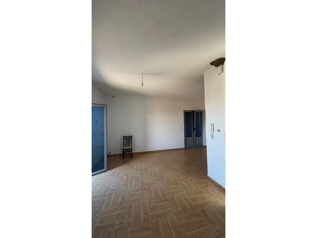 JEPET ME QERA NJE APARTAMENT 1+1 KAT I DYTE I NJE VILE, GOLEM ! 3