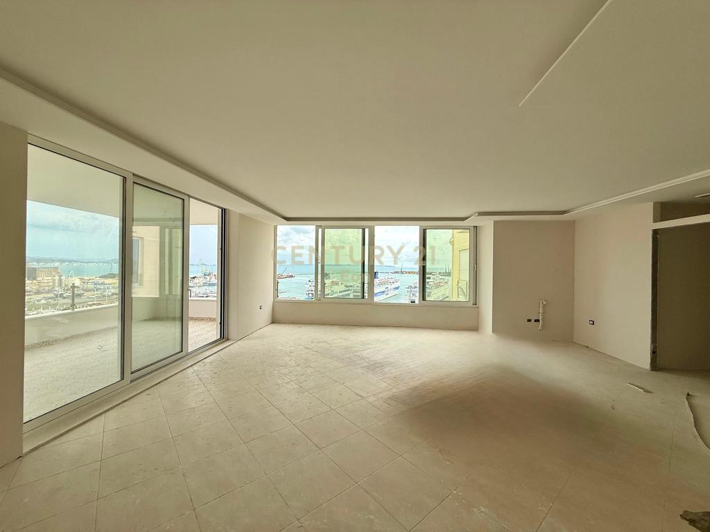 Shitet Apartament me Pamje Deti + 2 Poste Parkimi te Rruga e re e Portit ! 4
