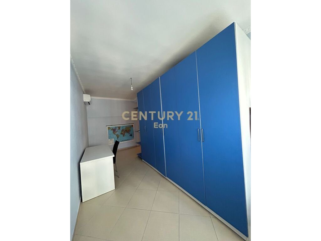 APARTAMENT 2+1 PER QIRA ,TEK DREJTORIA E POLICISE DURRES!