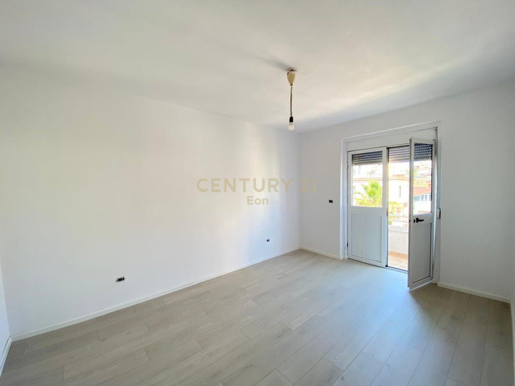SHITET APARTAMENT NE BULEVARDIN KRYESOR, DURRES !! 3