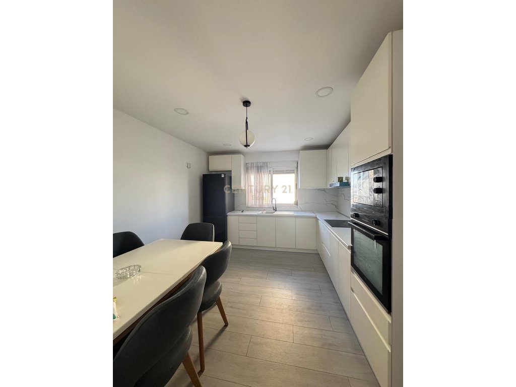 Apartament 3+2 per Shitje tek Stadiumi, Durrës !