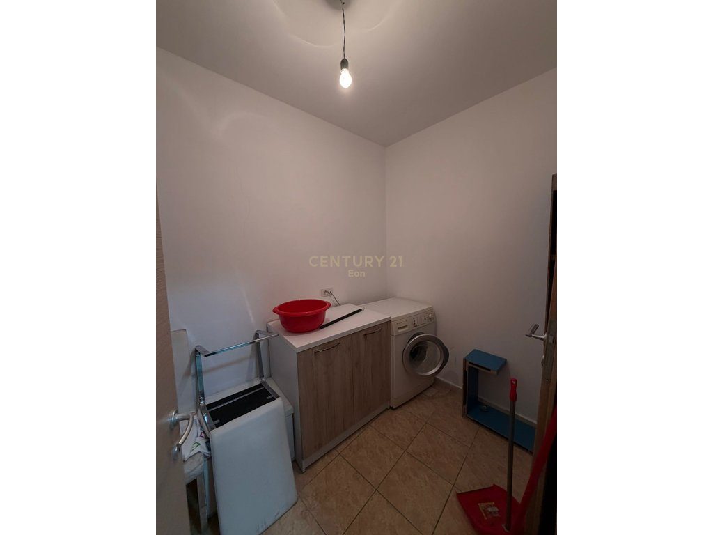 JEPET ME QIRA APARTAMENT ME PAMJE DETI 2+1+2 , RRUGA E RE E PORTIT !