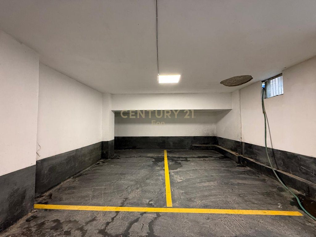 Shiten 8 Poste Parkimi, Rruga Aleksander Goga Durres !