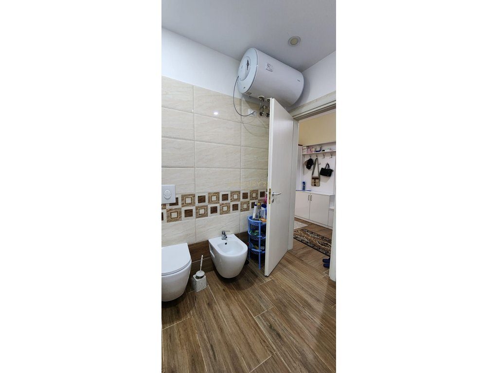 Shitet apartament 2+1 te Rruga e Re e Portit, Durres ! 4