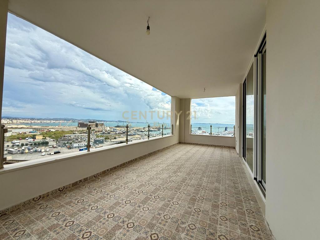Shitet Apartament me Pamje Deti + 2 Poste Parkimi te Rruga e re e Portit ! 2