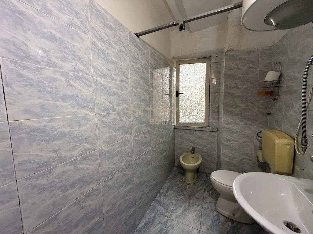 Jepet me Qira Ambient Komercial Prane Shkolles 'Qemal Mici', Durres !