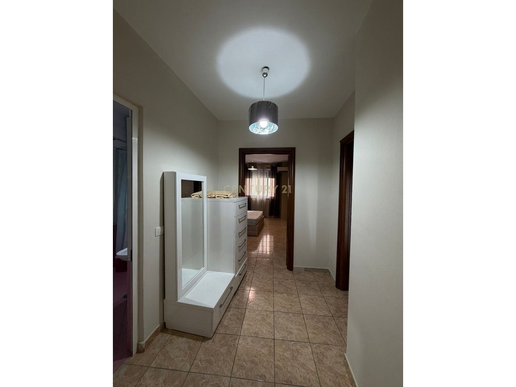 JEPET ME QIRA APARTAMENT ME PAMJE DETI 2+1+2 , RRUGA E RE E PORTIT ! 2
