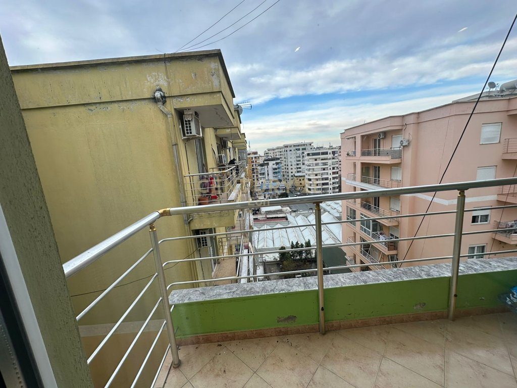 SHESIM APARTAMENT 1+1 NE QENDER TE DURRESIT, PALLATI SPORTIT ! 2