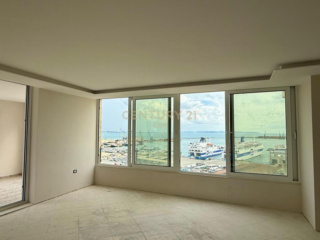 Shitet Apartament me Pamje Deti + 2 Poste Parkimi te Rruga e re e Portit !