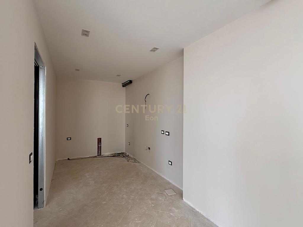Shitet Apartament me Pamje Deti + 2 Poste Parkimi te Rruga e re e Portit ! 3