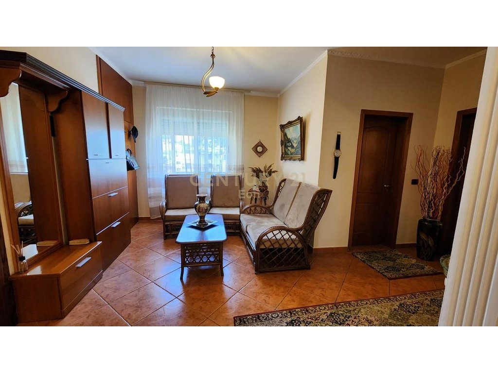 Shitet Apartament 3+1+2 ne Qender, Durres ! 4