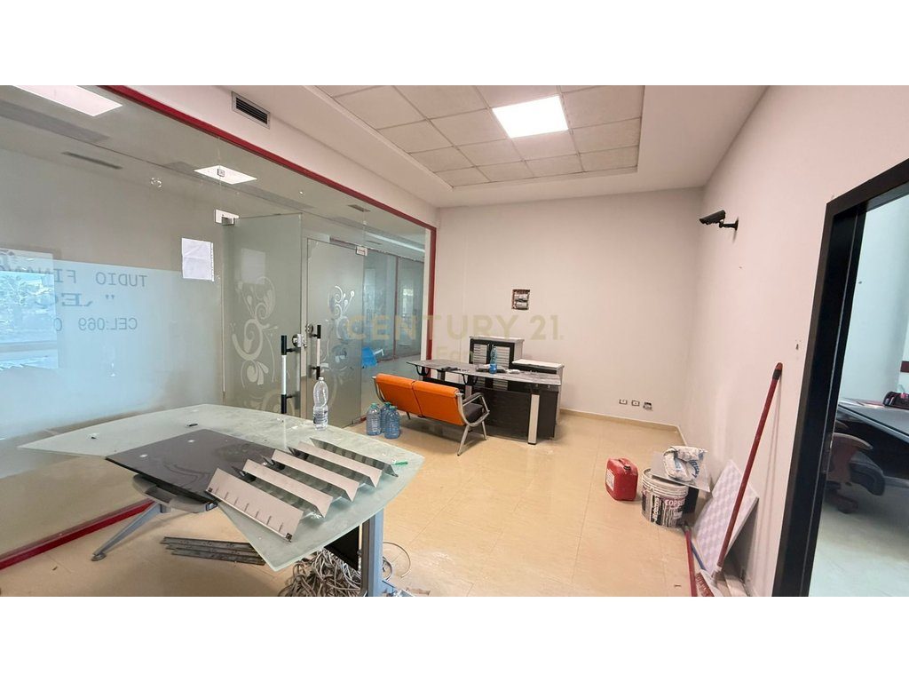JEPET ME QERA AMBJENT KOMERCIAL, VOLLGA , DURRES ! 4