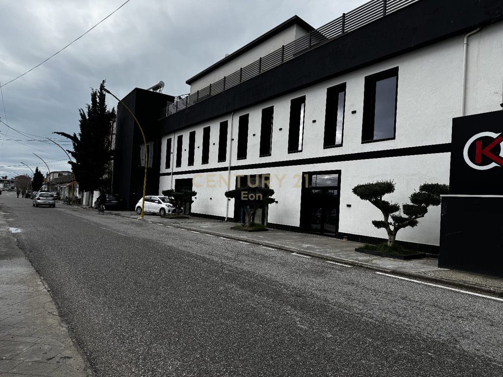 Shitet ambient dhe biznes shumice në Kavajë - 900000€ ! 2
