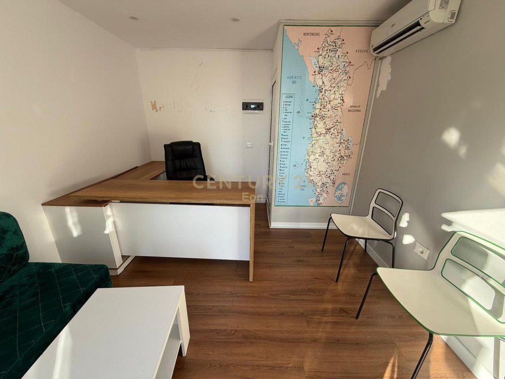 Ambient Komercial Ne Rruge Kryesore Me Qira në Plazh, Durrës !