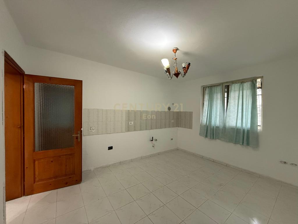 Jepet me Qira Ambient Komercial Prane Shkolles 'Qemal Mici', Durres !