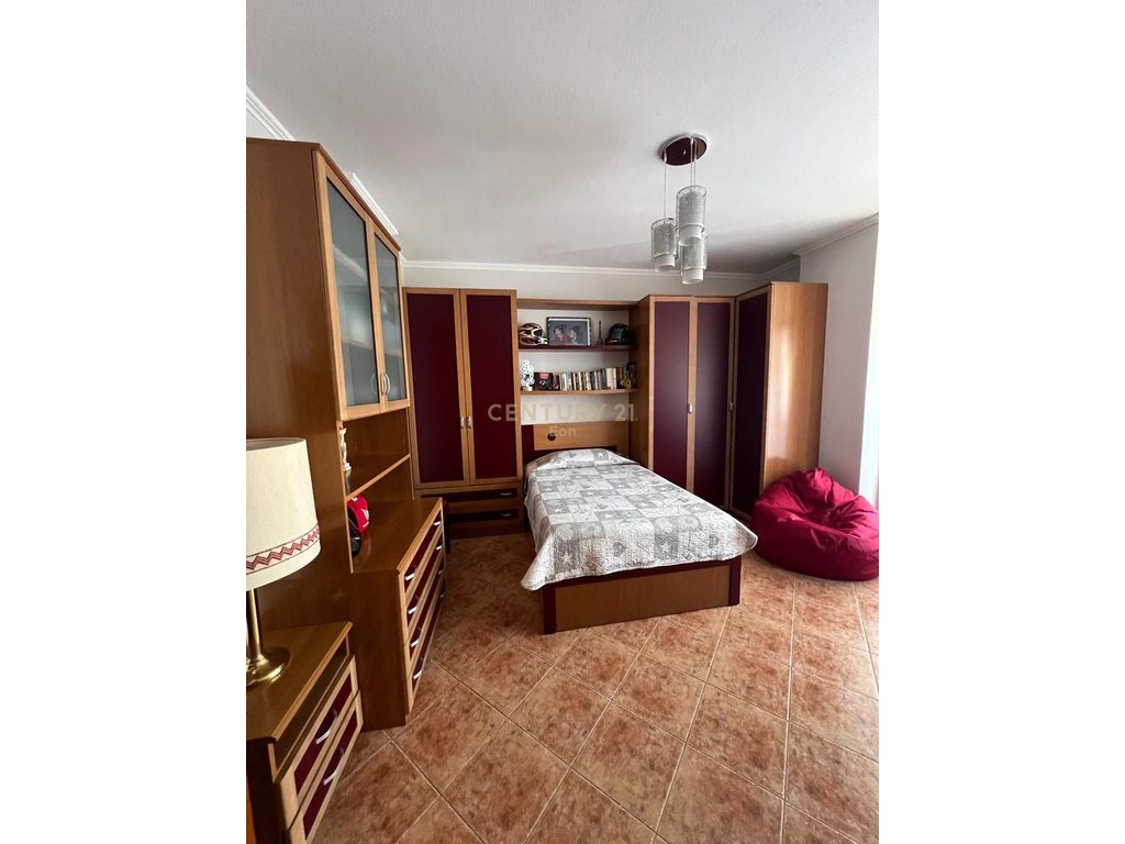 Shitet Apartament 3+1+2 ne Qender, Durres ! 3