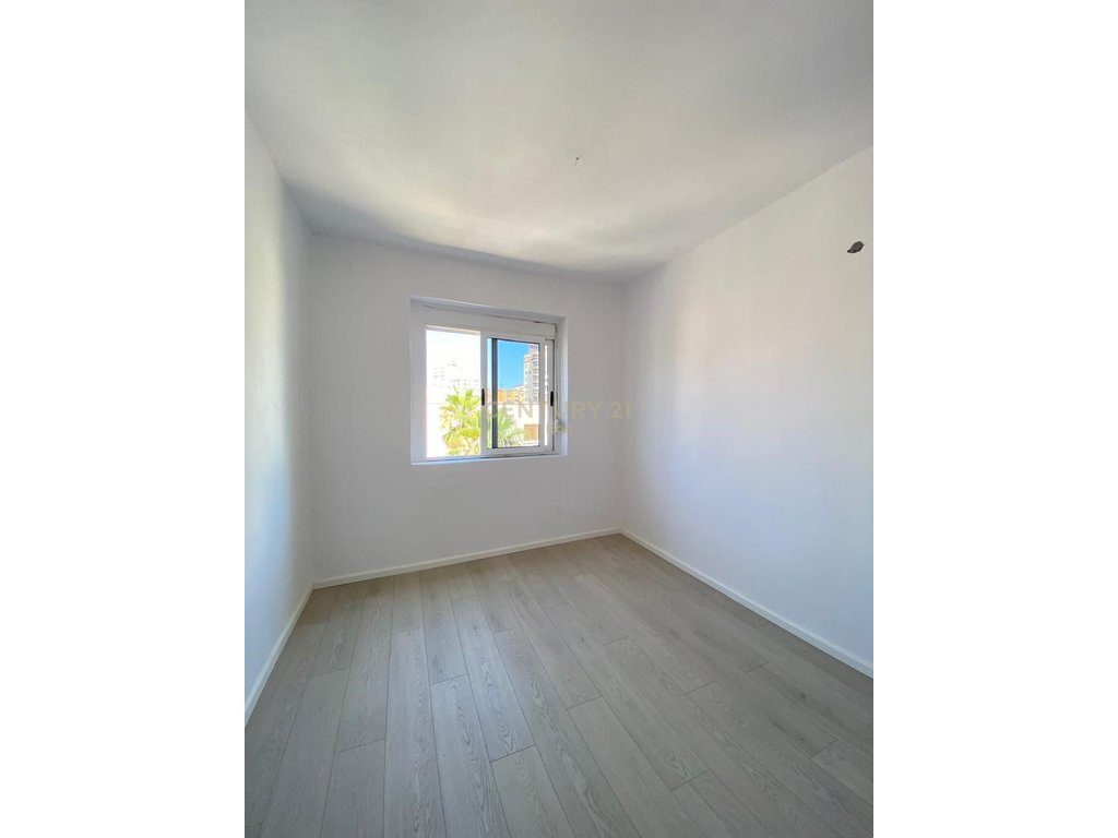 SHITET APARTAMENT NE BULEVARDIN KRYESOR, DURRES !!
