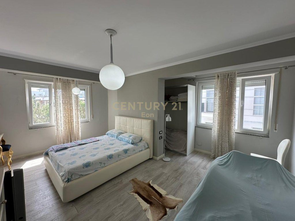 SHITET APARTAMENT VIJE E PARE ME DETIN 2+1+2 I MOBILUAR NE GOLEM, MALI ROBIT!
