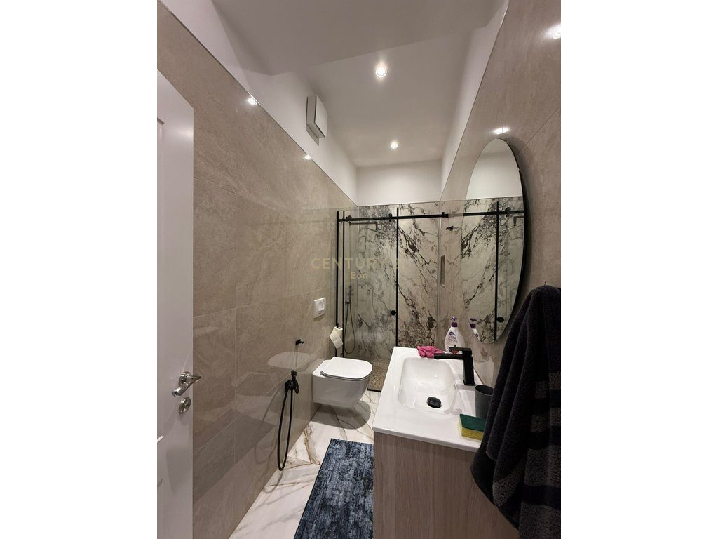 SHITET APARTAMENT 1+1 , E MOBILUAR NE DETAJE PRANE MUZEUMIT DURRES ! 2