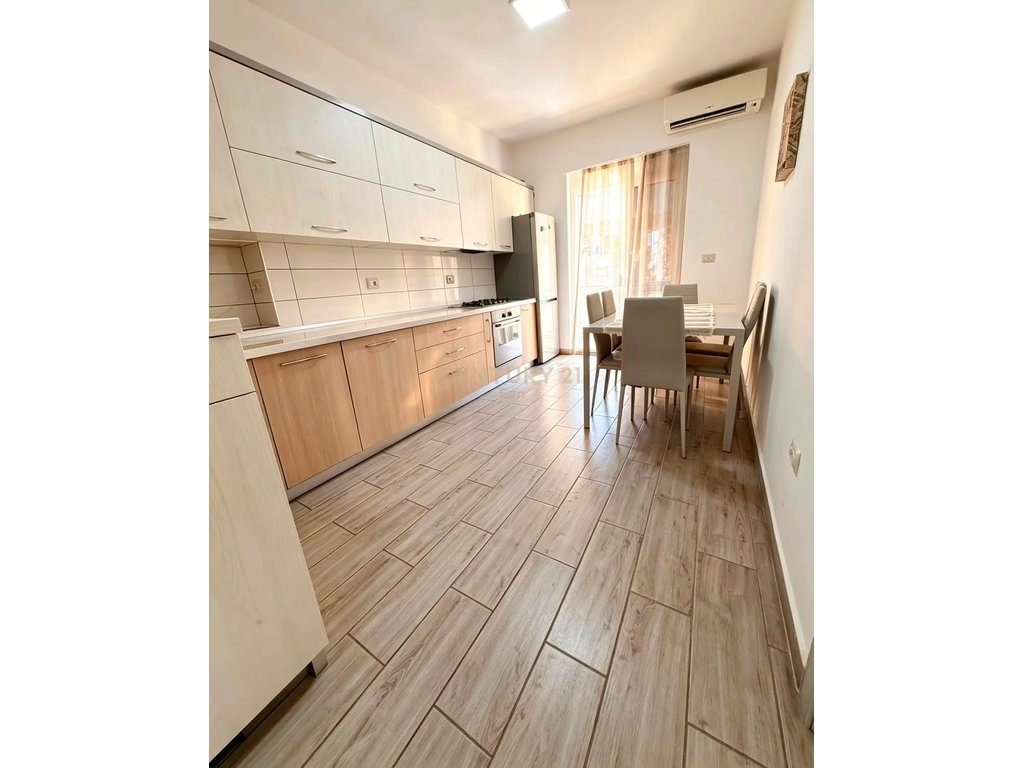 Jepet me qira afatgjate apartament 1+1 me kuzhinë të veçuar, në Bulevard – Qendra e Durrësit ! 4
