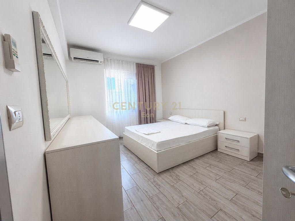 Jepet me qira afatgjate apartament 1+1 me kuzhinë të veçuar, në Bulevard – Qendra e Durrësit ! 2