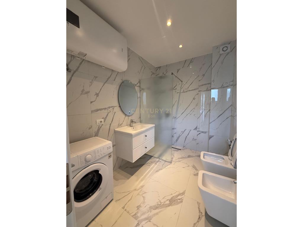 Apartament luksoz për shitje në Golem – vetëm 30 metra nga deti!