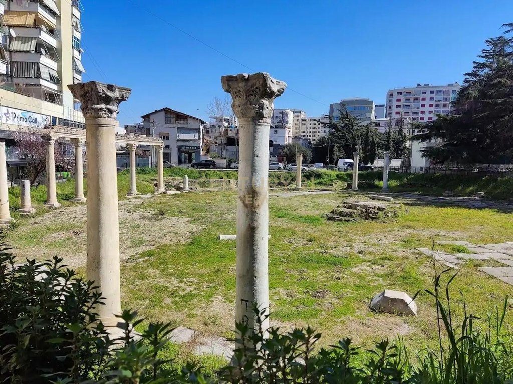Ambient Komercial Për Shitje në Qendren e Durrësit !
