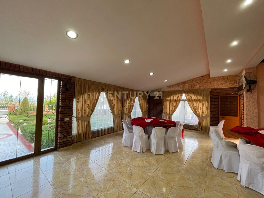 Jepet me qira Bar Restorant dhe Hotel në Rinia, Durrës!
