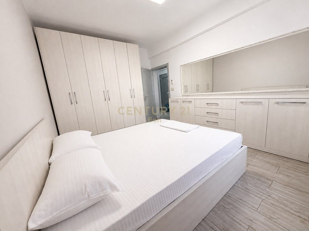 Jepet me qira afatgjate apartament 1+1 me kuzhinë të veçuar, në Bulevard – Qendra e Durrësit !