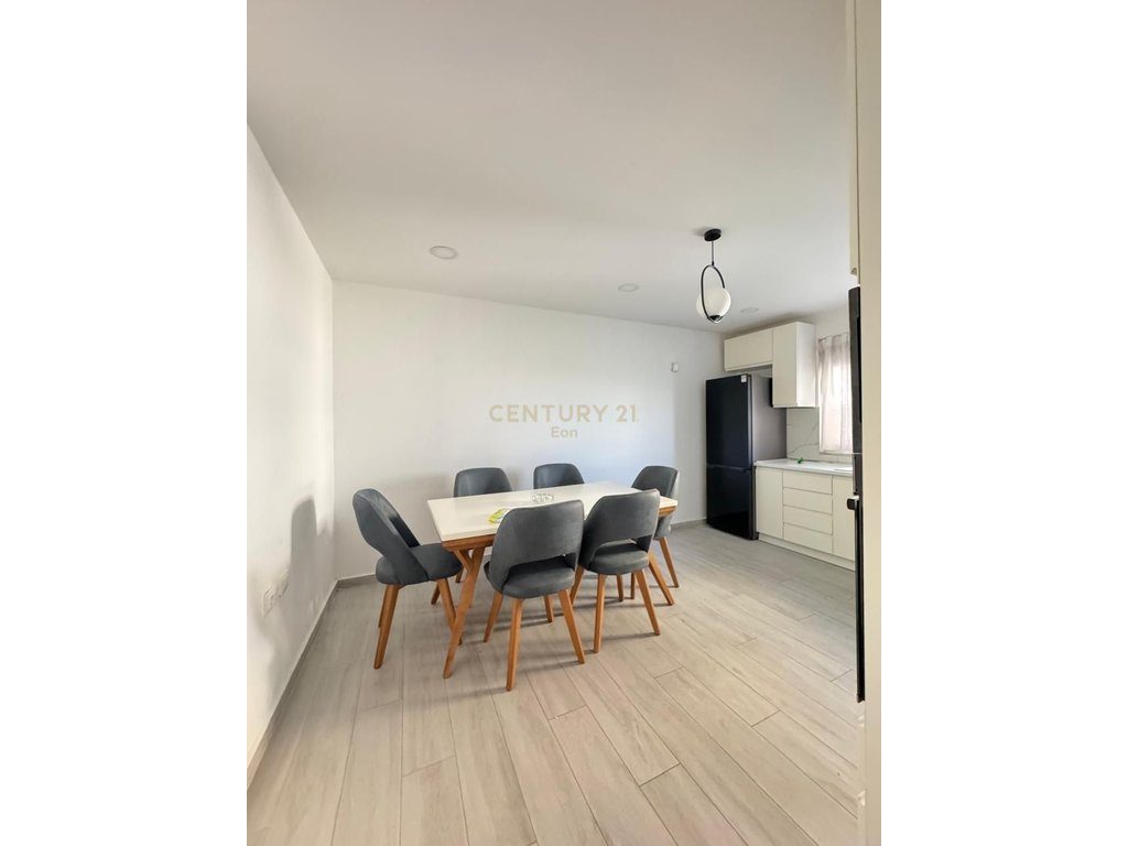 Apartament 3+2 per Shitje tek Stadiumi, Durrës ! 2