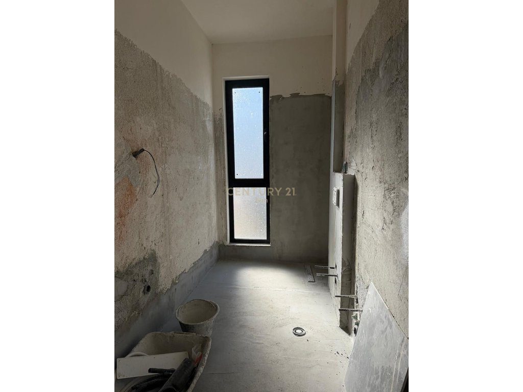 SHITET APARTAMENT 1+1 ME VERANDE NE MALIN E ROBIT ! 2