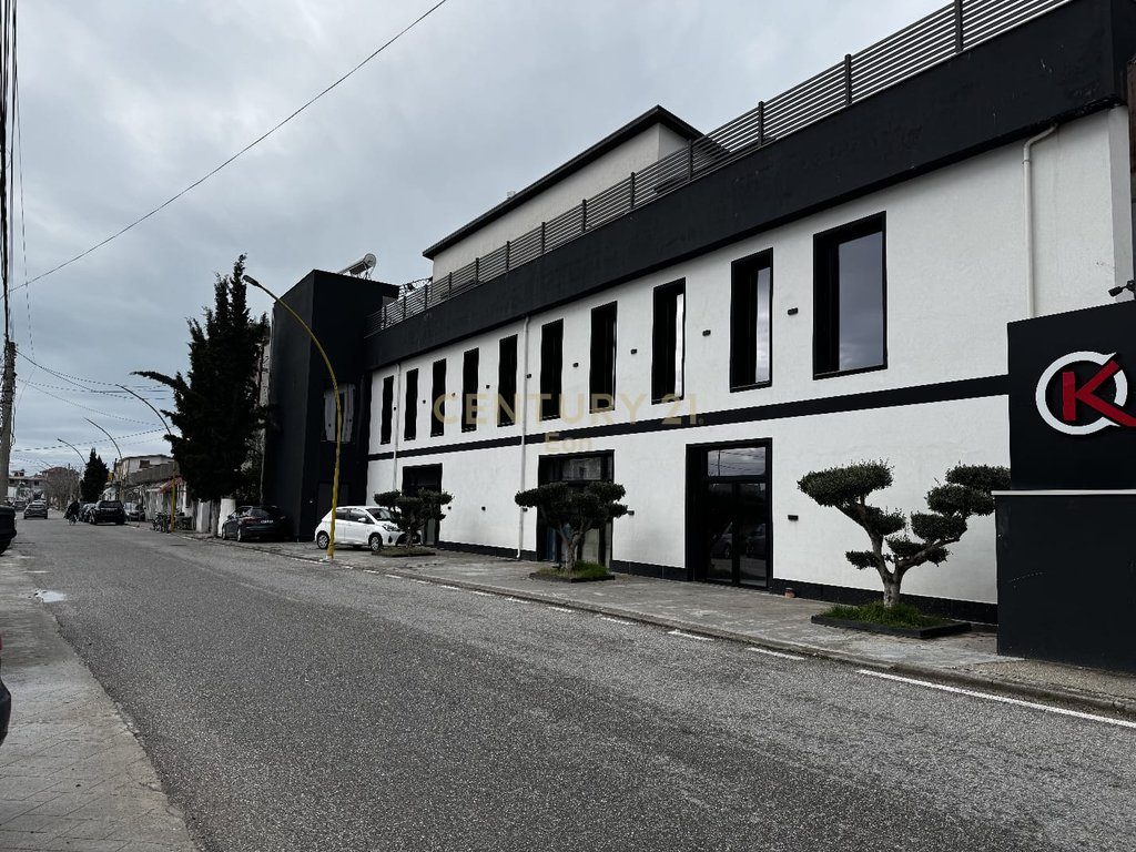Shitet ambient dhe biznes shumice në Kavajë - 900000€ !