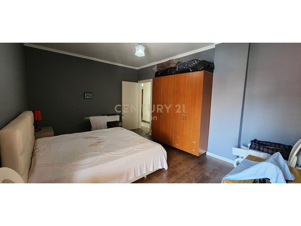 Shitet apartament 2+1 te Rruga e Re e Portit, Durres !